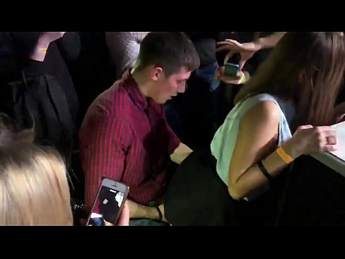 ❤️ ロシアのナイトクラブでリアルセックス。18歳のロシア人少女がナイトクラブで肛門と膣を犯される ️ ポルノ ❌️